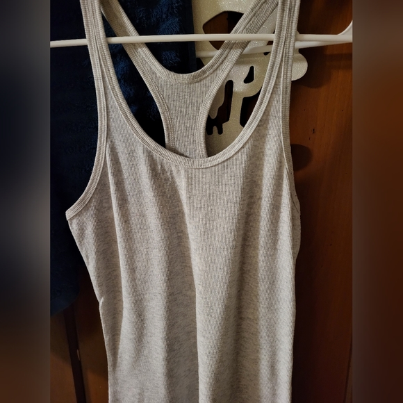 Old navy active ribbed tank top, size medium. - Picture 3 of 6